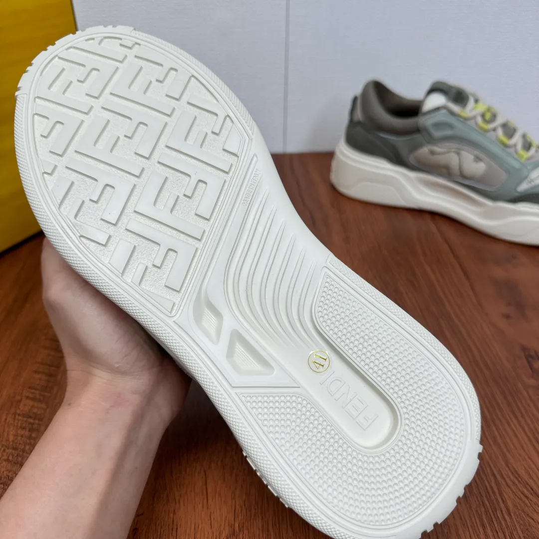 Batch 780 FENDI/FENDI Force men's sports shoes, new thick-soled lightweight lace-up low-top shoes at the counter, made of white full-grain leather and white and brown smooth leather, with padded elements. Brown FF jacquard and yellow technical fabric details. Lightweight, thick white sole with FF graphic details on the toe and heel. Main body of pebbled soft cowhide with Nappa calfskin. Contrasting color multiple composite splicing, extremely modern and youthful, webbing style lace-up hole design, multiple injection molded brand logo plastic modules on the toe, and embroidered FF logo on the side, heavy craftsmanship, full of details, super high quality control and fine workmanship! Full mesh breathable lining, ultra-light TPR foam rubber; molded outsole, lightweight and versatile, non-slip and wear-resistant! Comes with full packaging! Size: 39-40-41-42-43-44 Leather shoe size (can be customized, 38.45 cannot be returned or exchanged) Item No.: 7E1728 Gray Green